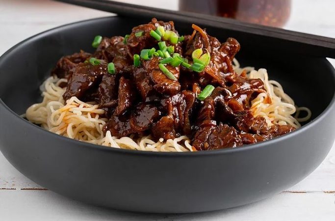 Sticky and Spicy Braised Beef Noodles