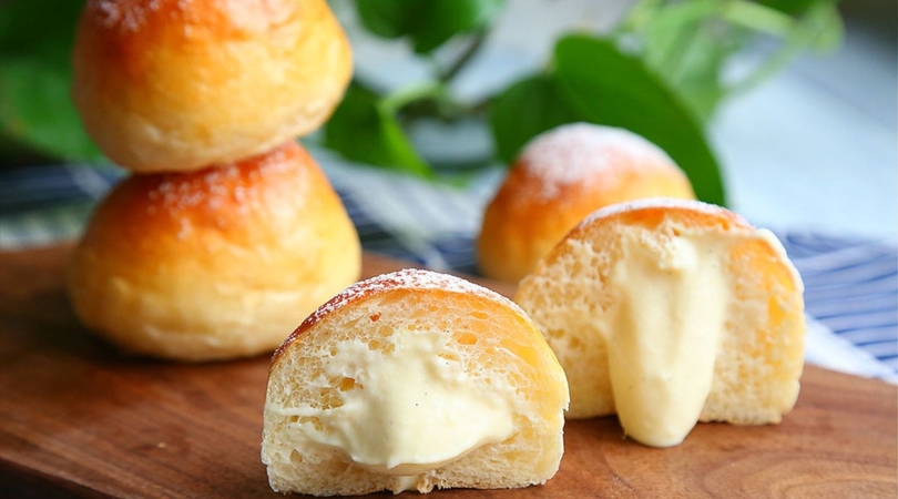Sweet Buns with Pastry Cream