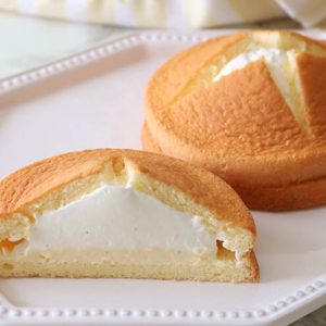 Vanilla Cake with Cream