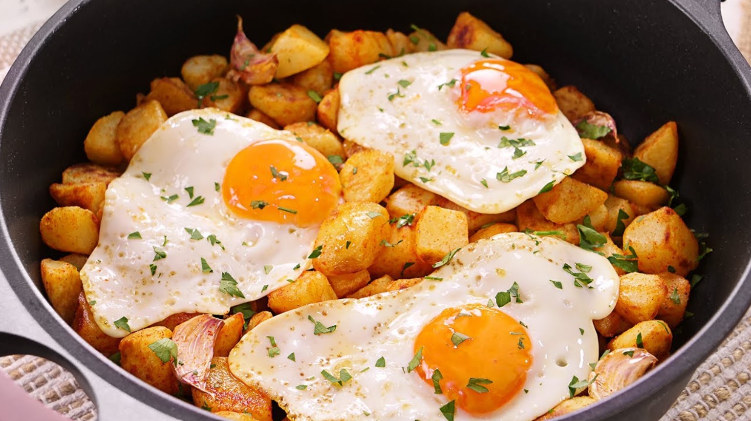 Garlic Potatoes With Eggs