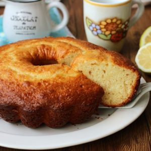 Delicious Donut-Shaped Cake with Greek Yogurt and Lemon