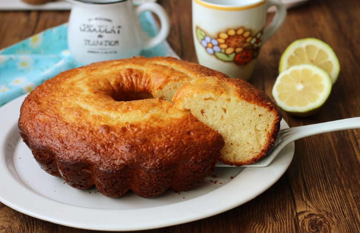 Delicious Donut-Shaped Cake with Greek Yogurt and Lemon