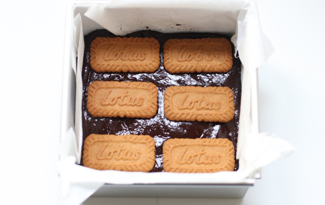 Lotus Brownies Topped with Lotus Biscuits Recipe