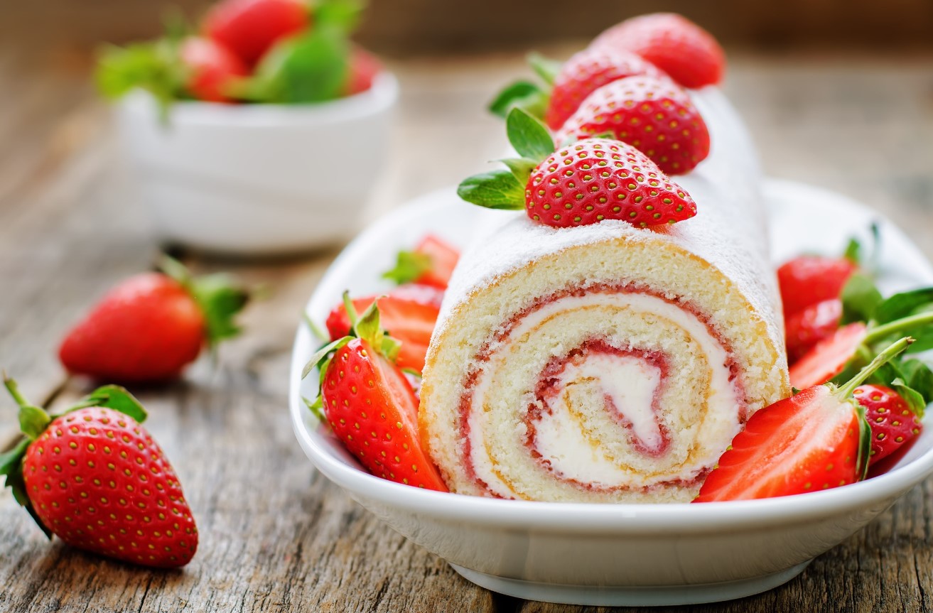 Strawberry and Cream Roulade Recipe